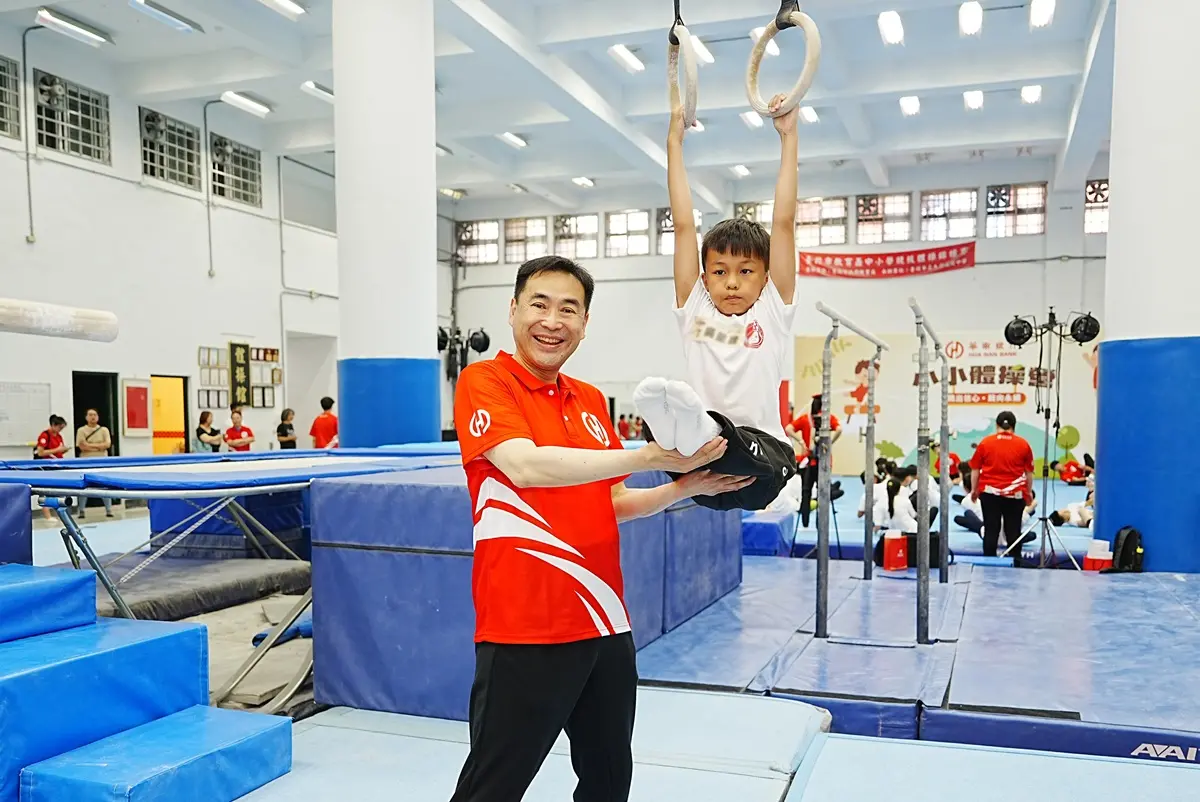▲由華南銀行主辦的「小小體操營」今（16）日在台北市立大同高中熱鬧登場。活動已邁入第六屆，持續以專業課程與多元設計，深受家長與學童喜愛。（圖／蜂巢行銷提供）