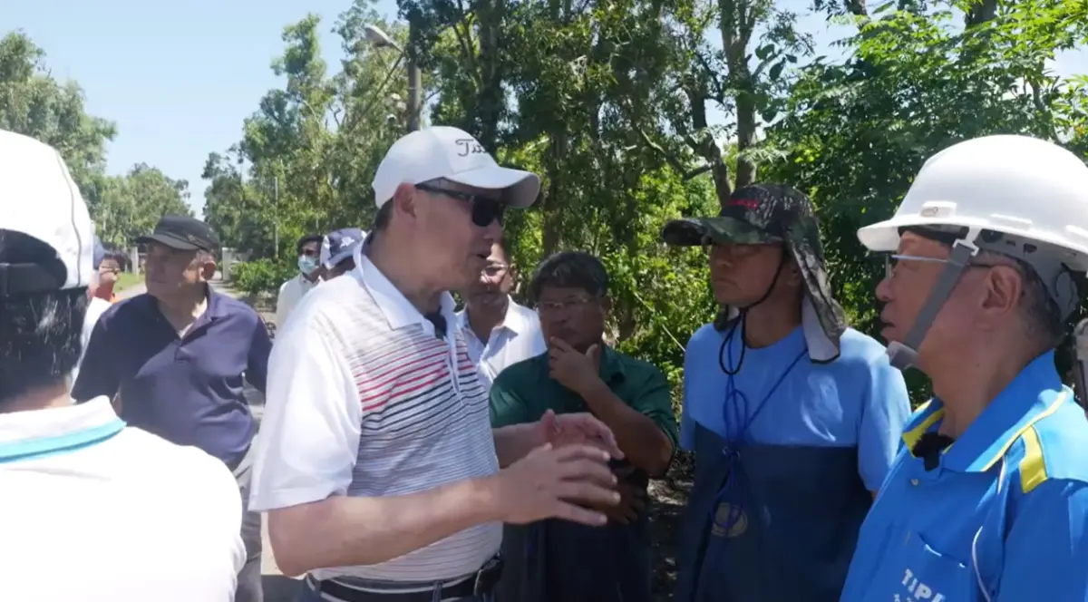 ▲經濟部長郭智輝南下視察畜殖場，強調人員安全和防智問題不能拖延，須愈快愈好。（圖／經濟部提供）