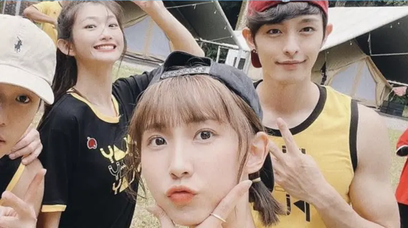 ▲粿粿（中）婚變事件曝光後，她過去在節目《玩很大》上，環抱男星曹佑寧（右）的影片也再度被挖出，有網友砲轟粿粿沒邊界感，直呼「太綠茶了吧」。（圖／曹佑寧IG＠tsaoyuning）