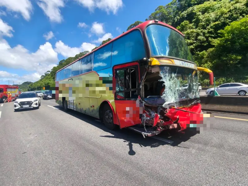 ▲國三汐止南下路段發生1輛客運與4輛汽車連環追撞車禍。（圖／翻攝畫面）