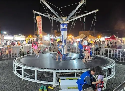 中壢仁海宮夜市除了有400攤位美食外，還打造遊樂園區域，高達19種遊樂設施讓小朋友玩瘋。（圖/Google評價）