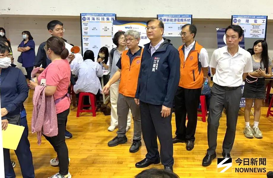 ▲高雄市政府勞工局舉辦樂業高雄幸福融融徵才活動，以協助求職或轉職朋友就業，並鼓勵潛在勞動力投入職場。(圖／記者黃守作攝，2025.08.16)