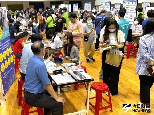 ▲高雄市政府勞工局舉辦樂業高雄幸福融融徵才活動，吸引許多求職民眾踴躍到場應徵。(圖／記者黃守作攝，2025.08.16)