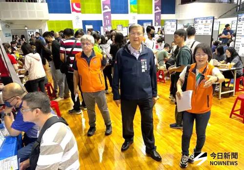 ▲高雄市政府勞工局局長江健興(中)，由訓練就業中心主任宋世宏(左)、鳳山就業服務站站長王慧玲(右)陪同，為求職者加油打氣。(圖／記者黃守作攝，2025.08.16)