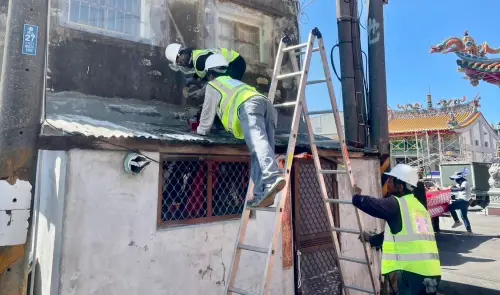 ▲ 南市府水利局媒合廠商協助居民修繕屋頂。（圖／南市府提供）