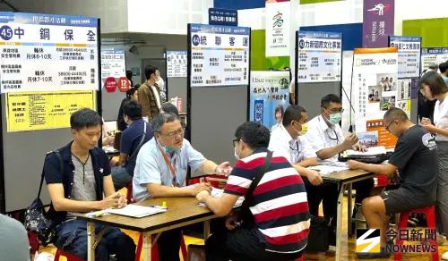 ▲高雄市政府勞工局舉辦樂業高雄幸福融融徵才活動，參與廠商在場對應徵者面試的情形。(圖／記者黃守作攝，2025.08.16)