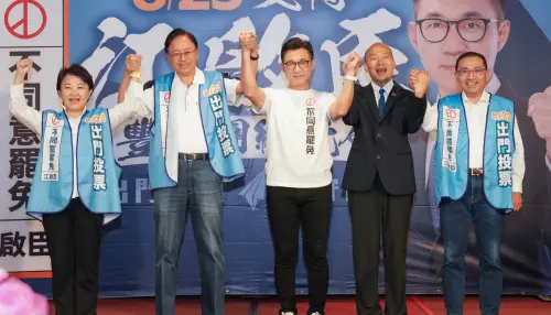 ▲桃園市長張善政趕到助講，盧秀燕稱這場面是五子登科。（圖／江啟臣提供，2025.08.16）