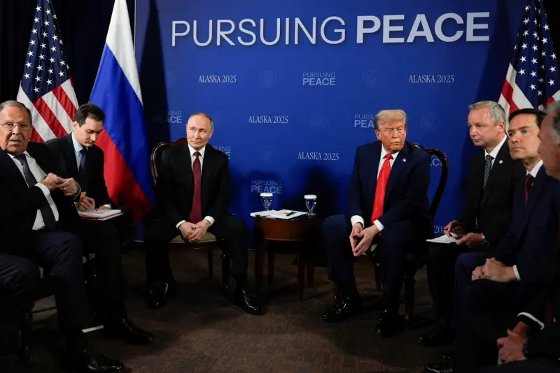    ▲美國總統川普（Donald Trump，右三）與俄羅斯總統蒲亭（Vladimir Putin，左三）15日在阿拉斯加會面。美國國務卿盧比歐（右一）、俄羅斯外交部長拉夫羅夫（左一）與會。（圖／美聯社／達志影像）  