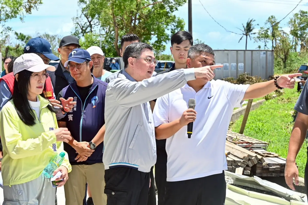▲卓榮泰今視察「台東縣台東市農業設施損壞情形」。（圖／行政院提供）