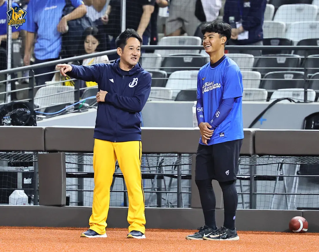 ▲富邦悍將新秀陳愷佑（右）賽前主動向中信兄弟總教練平野惠一請益。（圖／中信兄弟提供）