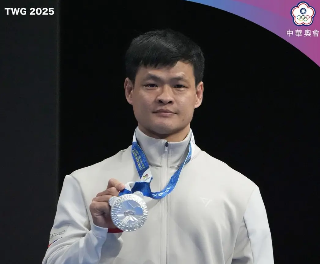 ▲2025年成都世運會賽場上，43歲台灣健力傳奇謝宗庭勇奪銀牌，為中華隊拿下第5面獎牌，也是他個人在世運會上的第5面獎牌。（圖／中華奧會提供）