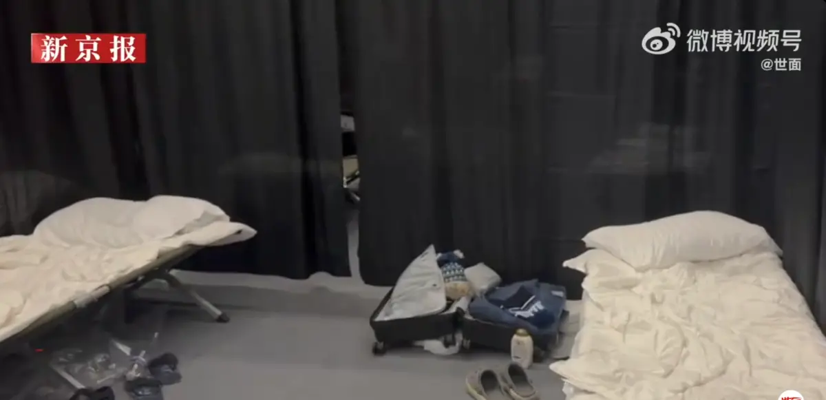 ▲美俄總統在阿拉斯加舉行會晤，當地住宿一房難求，俄羅斯記者被安排住在體育館大通鋪、睡行軍床。（圖／翻攝自微博／新京報）