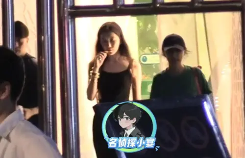 ▲李嫣被狗仔拍到在大庭廣眾下吸食電子菸。（圖＼名偵探小宴 微博）