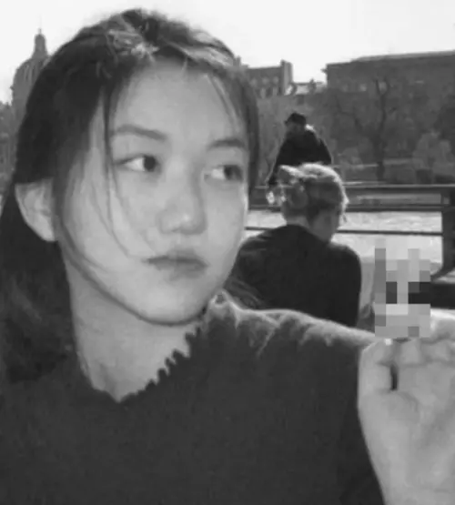 ▲李嫣過去曾曝光過自己手拿香菸的照片，在當時掀起熱議。（圖／李嫣 微博）