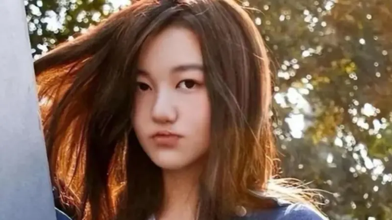 王菲愛女李嫣遭爆「抽電子菸」高調畫面流出！李亞鵬在旁反應曝光
