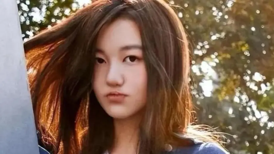 ▲歌手王菲19歲女兒李嫣（如圖），僅在父親李亞鵬直播間現身短短30秒，開口11字為李亞鵬賣的茶背書，就賺進9千9百多萬、近億元收入，協助李亞鵬還債。（圖／翻攝自李嫣微博）