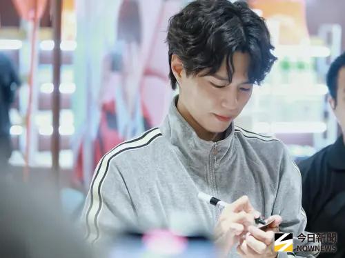 ▲ 朴寶劍現身高雄夢時代8樓的周邊商品快閃店，寵粉的他再度巡禮開小型簽名會。（圖／記者陳雅蘭攝）