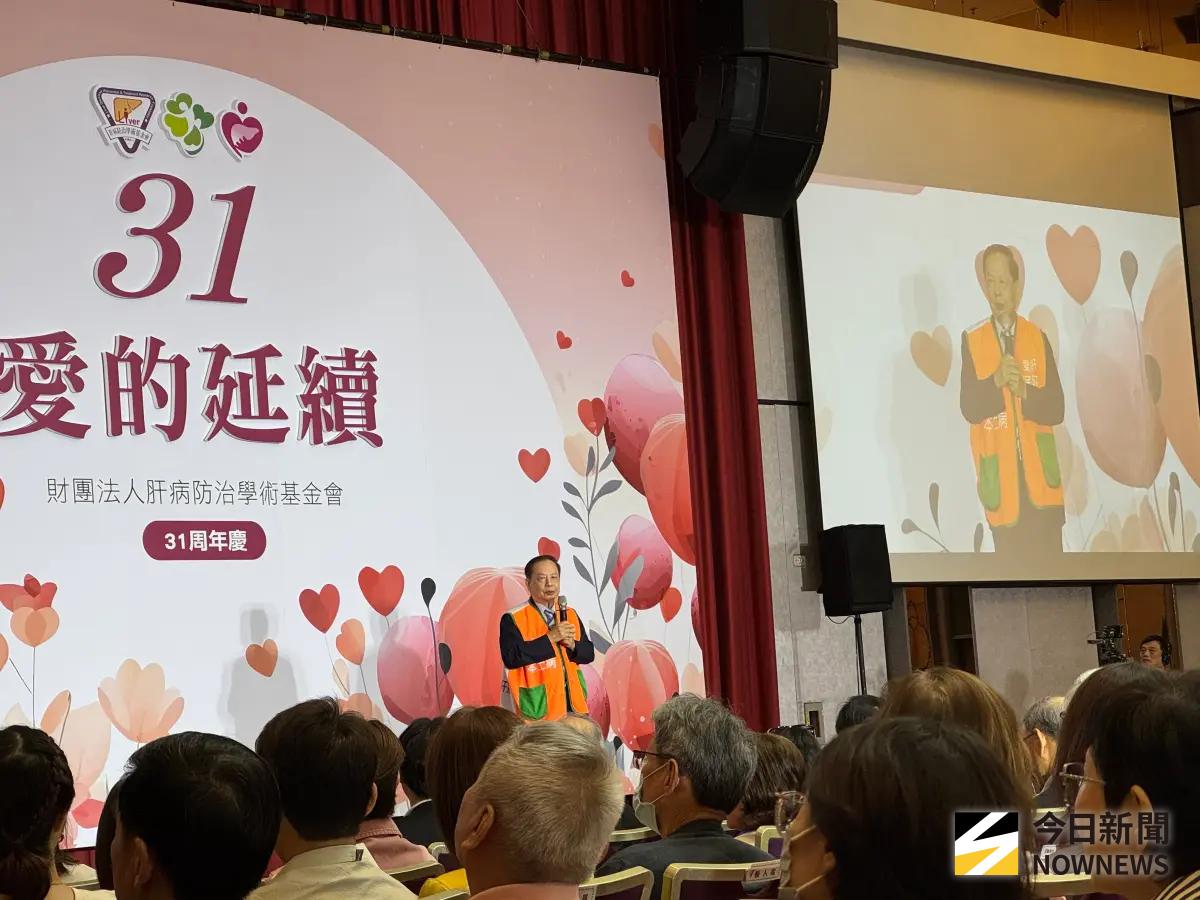 ▲肝病防治學術基金會董事長許金川致詞時，提及被控訴施打特權疫苗一事，終於獲得平反。（圖／記者張乃文攝）