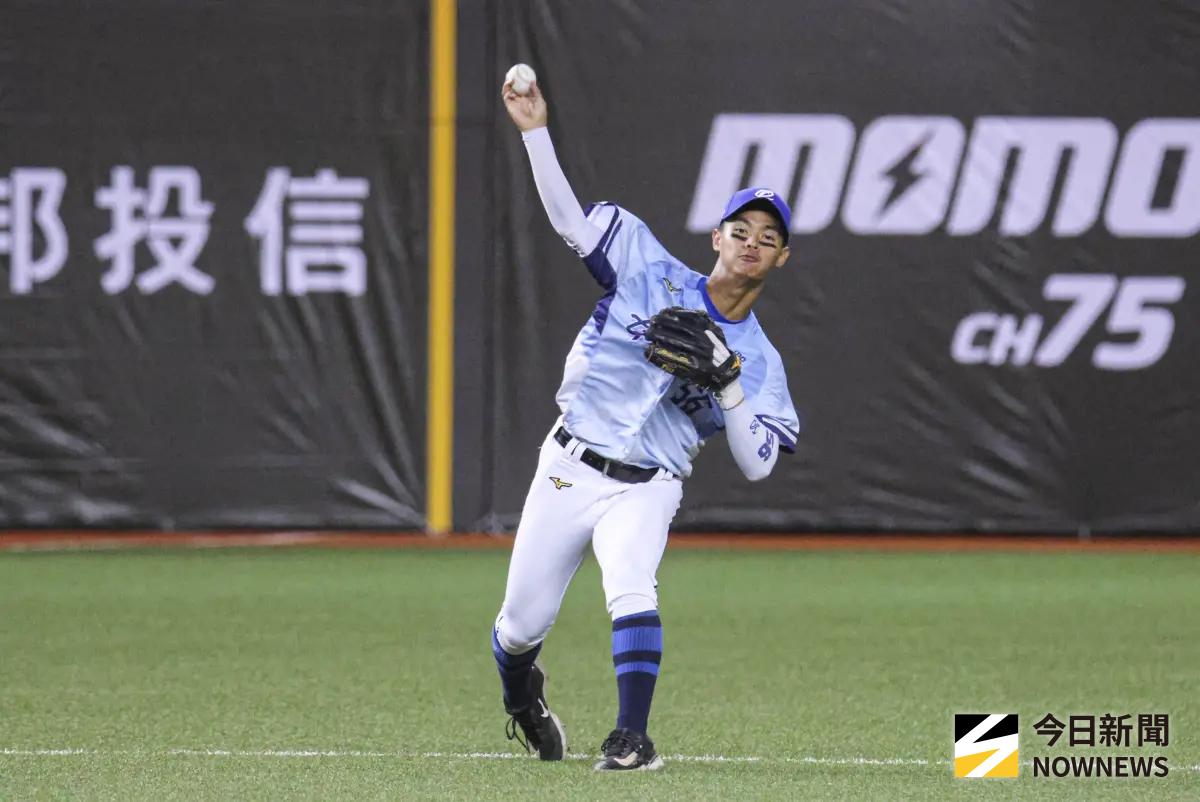 ▲富邦悍將陳愷佑賽前主動向中信兄弟總教練平野惠一請教，盼自己能夠成為長駐一軍的選手。（圖／記者朱永強攝,2025.08.16）