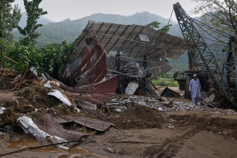 ▲巴基斯坦西北部地區遭遇豪雨猛襲,爆發嚴重山洪,造成當地及鄰國至少400人死亡。(圖/美聯社/達志影像)