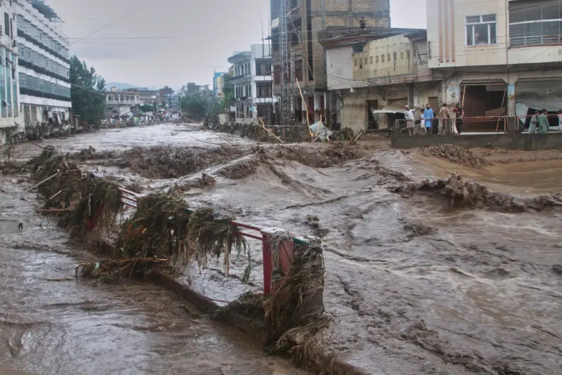 ▲巴基斯坦西北部地區遭遇豪雨猛襲,爆發嚴重山洪,造成當地及鄰國至少400人死亡。(圖/美聯社/達志影像)