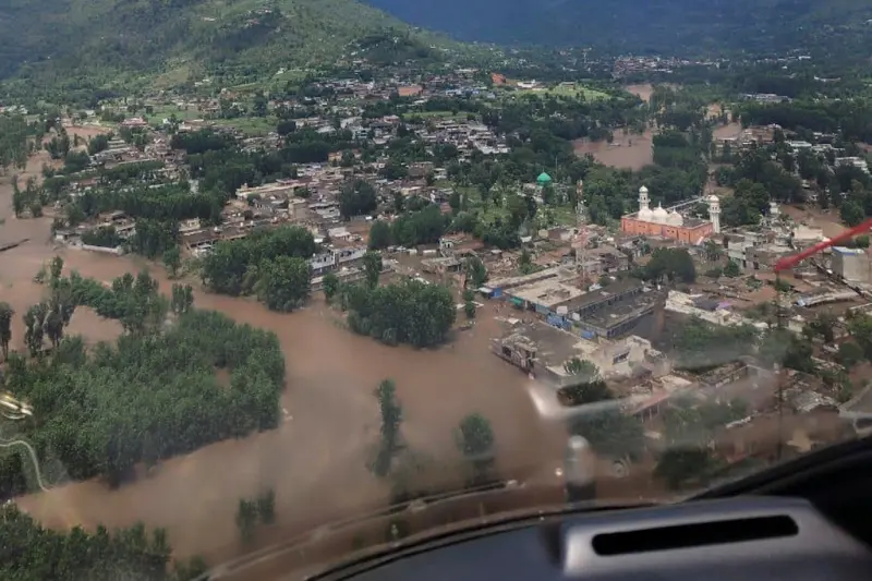 ▲巴基斯坦西北部地區遭遇豪雨猛襲,爆發嚴重山洪,造成當地及鄰國至少400人死亡。(圖/美聯社/達志影像)
