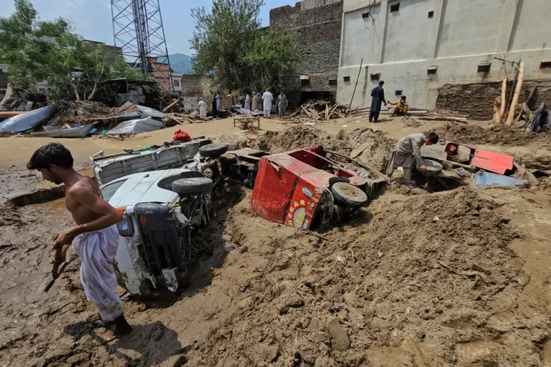 ▲巴基斯坦西北部地區遭遇豪雨猛襲,爆發嚴重山洪,造成當地及鄰國至少400人死亡。(圖/美聯社/達志影像)