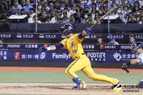 ▲中信兄弟陳統恩在第7局敲出逆轉安，助隊以9：6逆轉擊退富邦悍將。（圖／記者朱永強,2025.08.16）