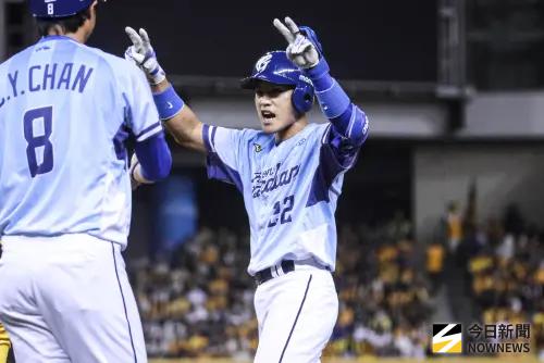 ▲富邦悍將李宗賢在第3局敲出安打。（圖／記者朱永強攝,2025.08.16）