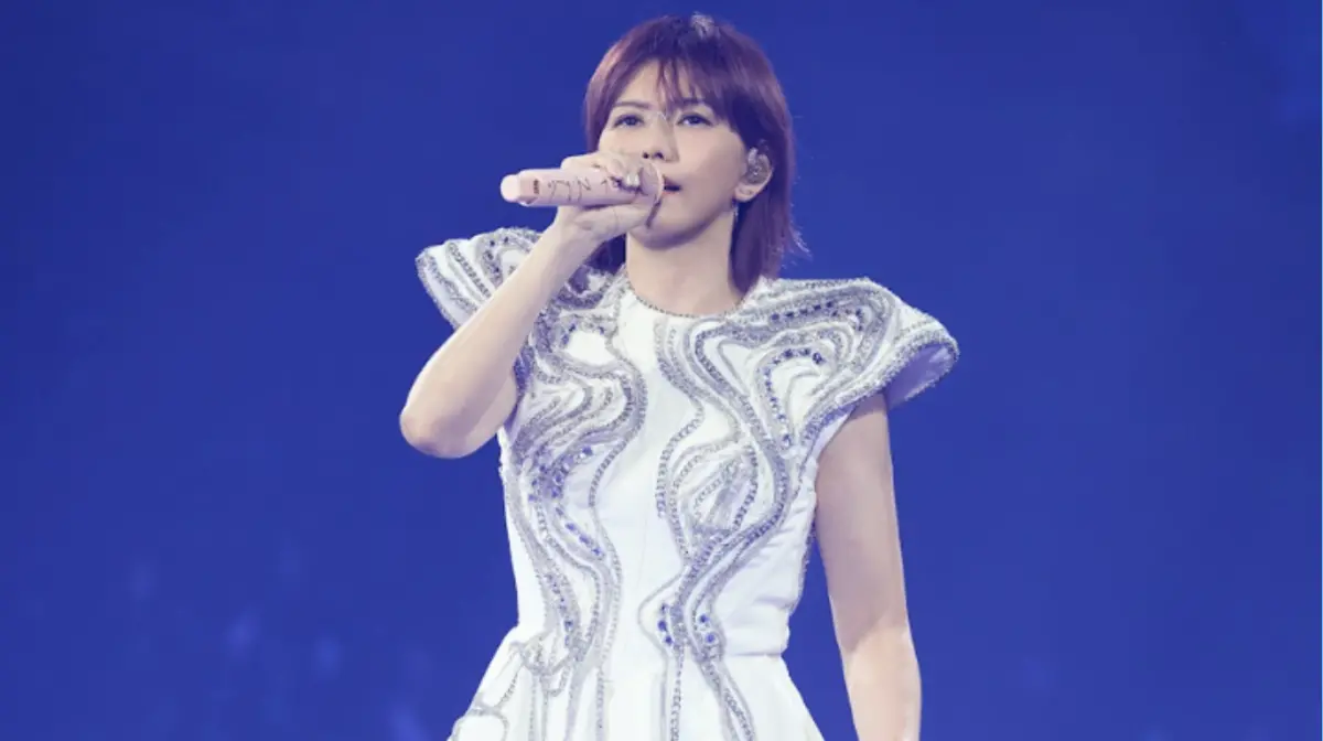 ▲孫燕姿（如圖）今（16）、明日一連2天降臨高雄巨蛋開唱，首日登場唱到〈The Moment〉時，她難掩激動情緒痛哭，掩面拭淚唱不出聲音，回憶起出道以來點滴感觸萬分，台下萬名歌迷齊力幫唱。（圖／Make Music 提供）