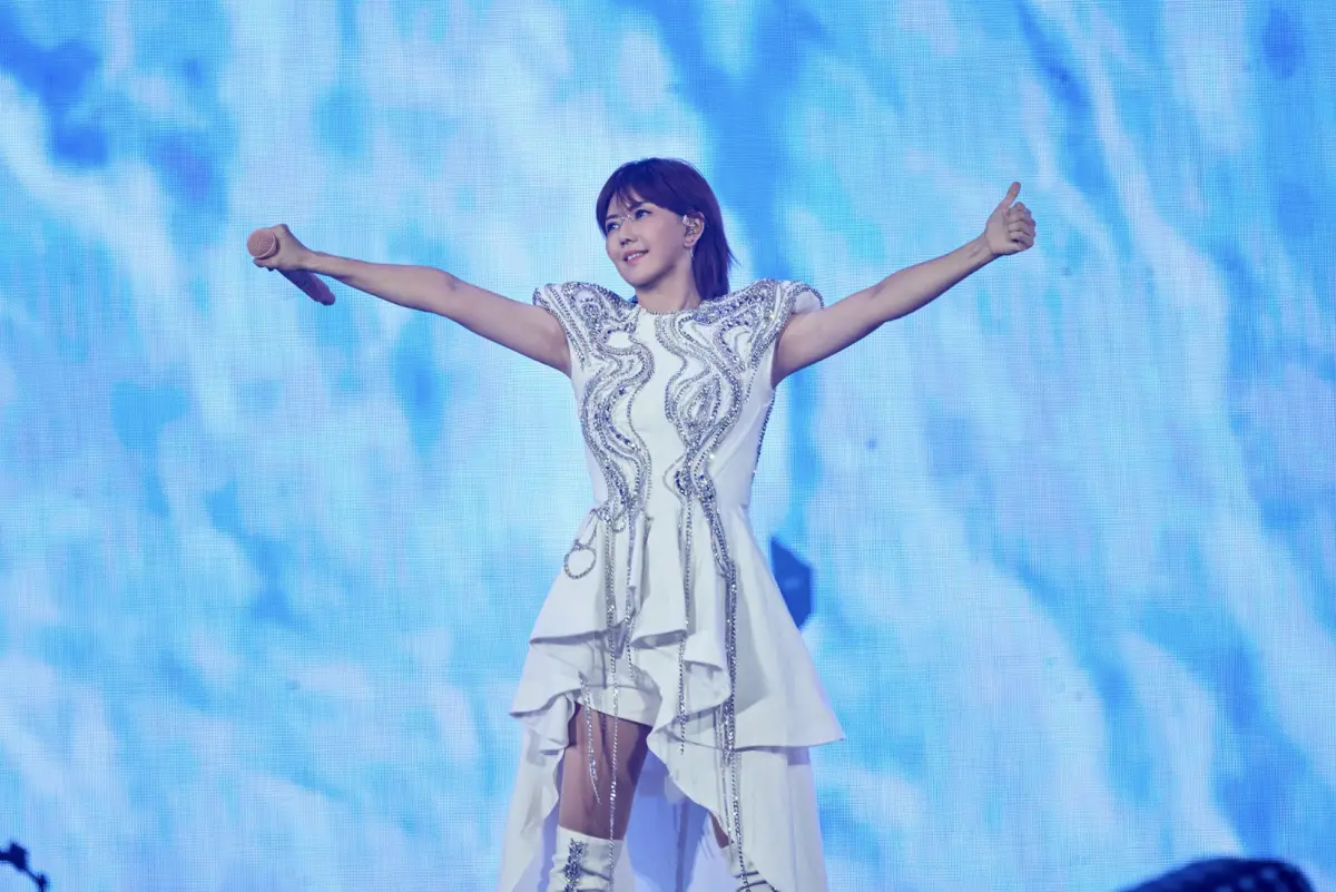 ▲孫燕姿（如圖）今（16）、明日一連2天於高雄巨蛋開唱，總票房吸金9499萬元，演唱會後台星光熠熠，後台張惠妹、蔡依林、徐佳瑩都以花籃方式「現身」祝賀，在演藝圈好人緣藏不住！（圖／Make Music 提供）