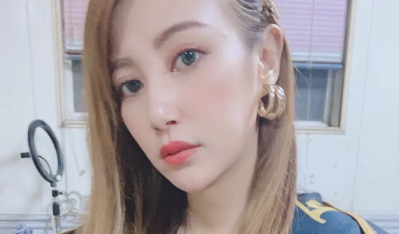 ▲自《超級偶像》出道的歌手黎卉淇（如圖）今（17）日迎接40歲生日，近年來她淡出演藝圈，還曾靠撿錢維生，如今近況成謎，讓不少粉絲十分想念她。（圖／摘自黎卉淇IG）