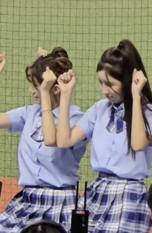 ▲李珠珢和南珉貞（右）為了騎大旗的行為下跪道歉。（圖／翻攝自Threads）