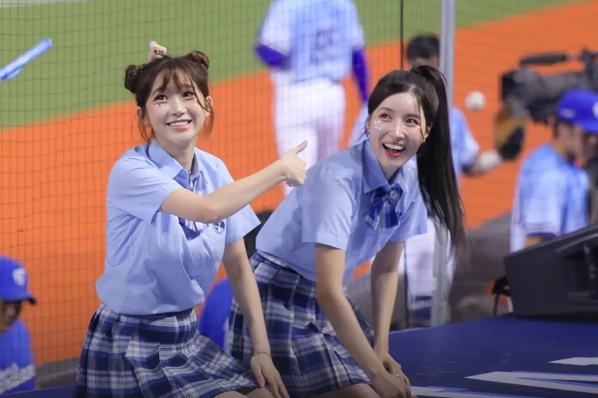 ▲兩名韓籍啦啦隊女神李珠珢與南珉貞因跨過富邦隊旗引起討論，隨後當眾下跪道歉，畫面迅速在網路上引發熱議。棒球場上有諸多禁忌和紅線，不可隨便觸碰。（圖／翻攝自YouTube）
