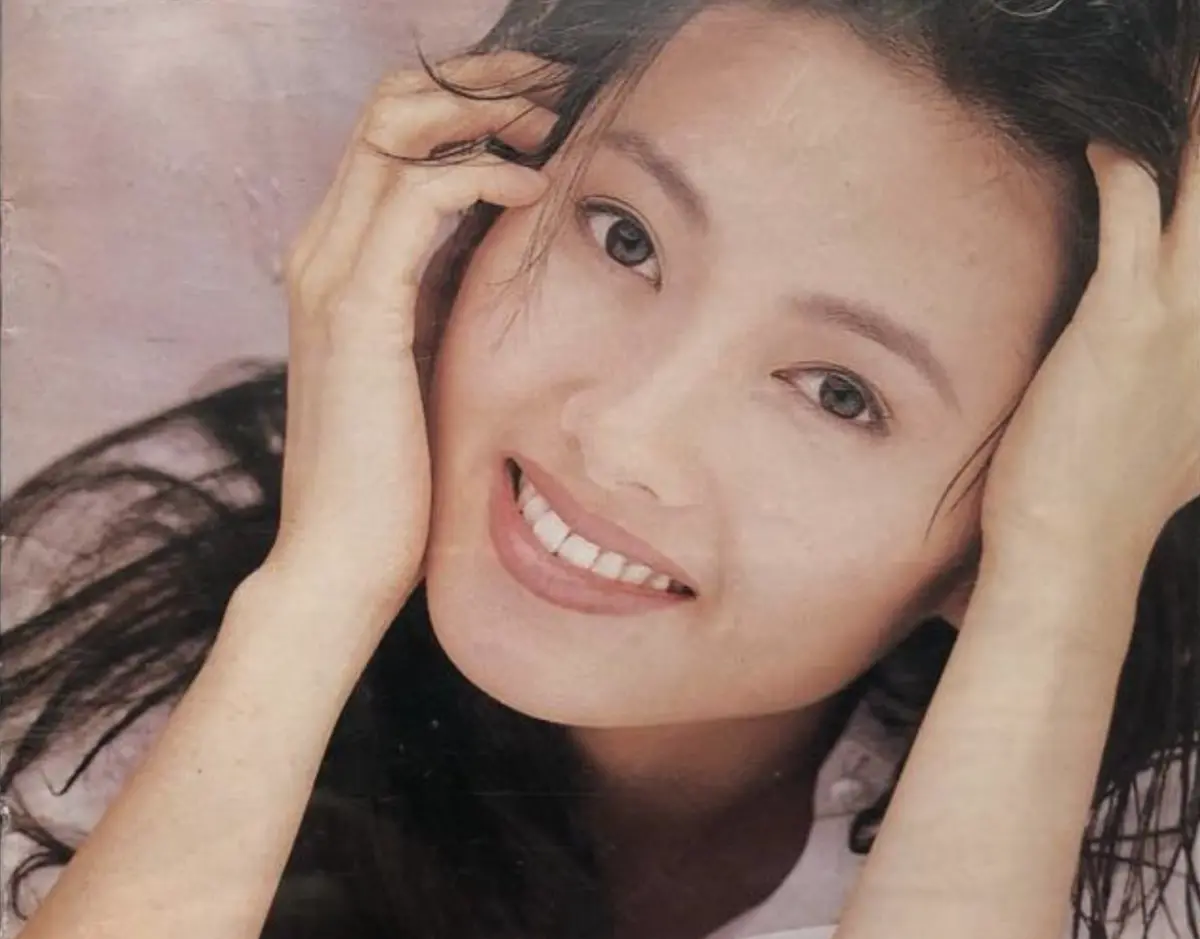 ▲李麗珍（如圖）、陳寶蓮等三級片女神也都曾是「一片歌手」，當時華人音樂產業發展至巔峰，她們也都受邀出專輯，李麗珍唯一的一張專輯是國語演唱的《純真》，造型走回傳統玉女路線。三級片女神中以葉玉卿轉進歌壇的發展堪稱最為成功。（圖／摘自李麗珍 FB）