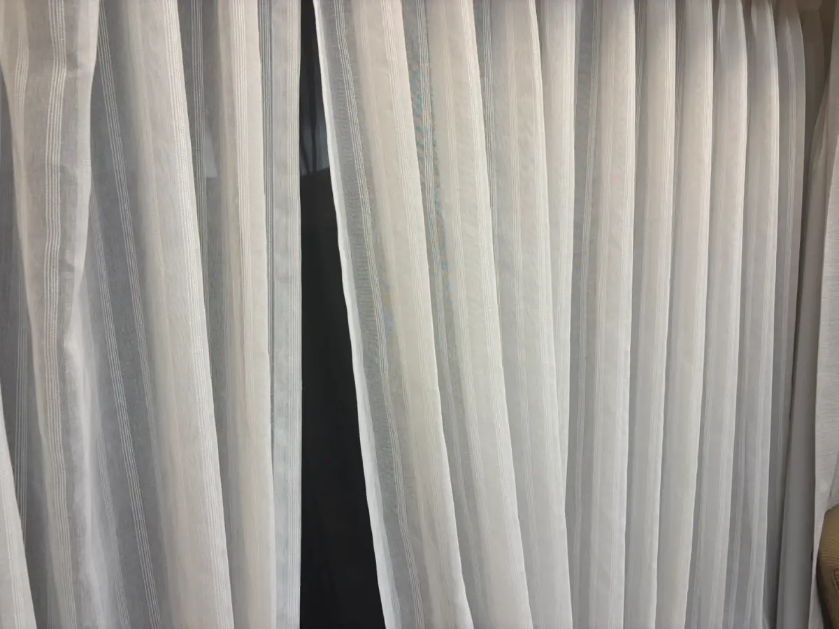 ▲家事達人陳映如表示，窗簾很容易累積灰塵，而且很難清洗，只要簡單3步驟就能簡單洗乾淨。（圖／記者張嘉哲攝）