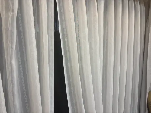 ▲網友討論在室內加裝「窗簾」可以有效防止室內溫度升高，冷氣也不用開那麼低溫，節省電費超級有感。（圖/記者張嘉哲攝）