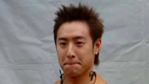 ▲潘瑋柏剛出道一頭俐落的刺蝟頭，是當年不少懶得整理頭髮的男學生到髮廊的首選。（圖／翻攝自微博）