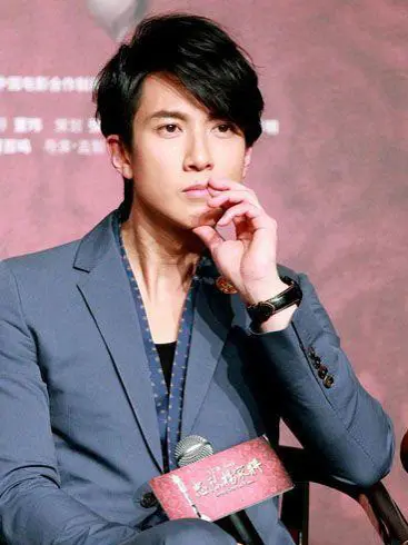 ▲吳尊在飛輪海後期，開始以45度角斜瀏海造型出現在粉絲面前。（圖／翻攝自微博）