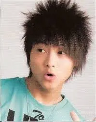 ▲王子邱勝翊跟弟弟毛弟邱宇辰的玉米鬚髮型，是當年西門町所有少年都爭相模仿的髮型。（圖／翻攝自微博）