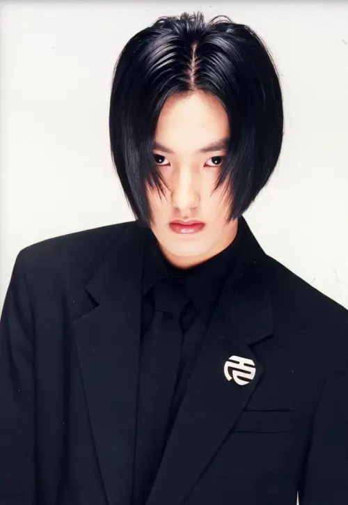 ▲韓國一代團H.O.T.前成員安七炫當年的「八神造型」，主打一個帥氣難以超越。（圖／翻攝自微博）