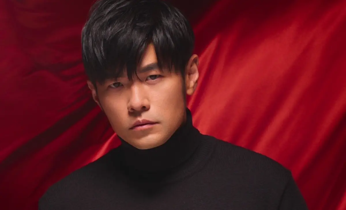 ▲今日娛樂新聞搶先看，周杰倫（如圖）坦言在演唱會期間恐慌症發作、謝霆鋒表演時頭髮疑似被雷射光直射燒焦冒白煙、Andy老師體檢出爐確定無心機梗塞。（圖／周杰倫 Jay Chou臉書）