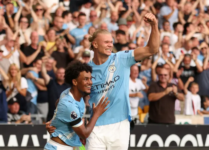 ▲曼城在英超開幕戰以4：0狂勝狼隊，挪威神鋒哈蘭德（Erling Haaland）梅開二度，寫下連續4季首戰進球紀錄。（圖／路透／達志影像）