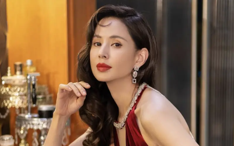 最美小龍女李若彤59歲近況曝！遭質疑護照造假　凍齡美貌驚呆海關