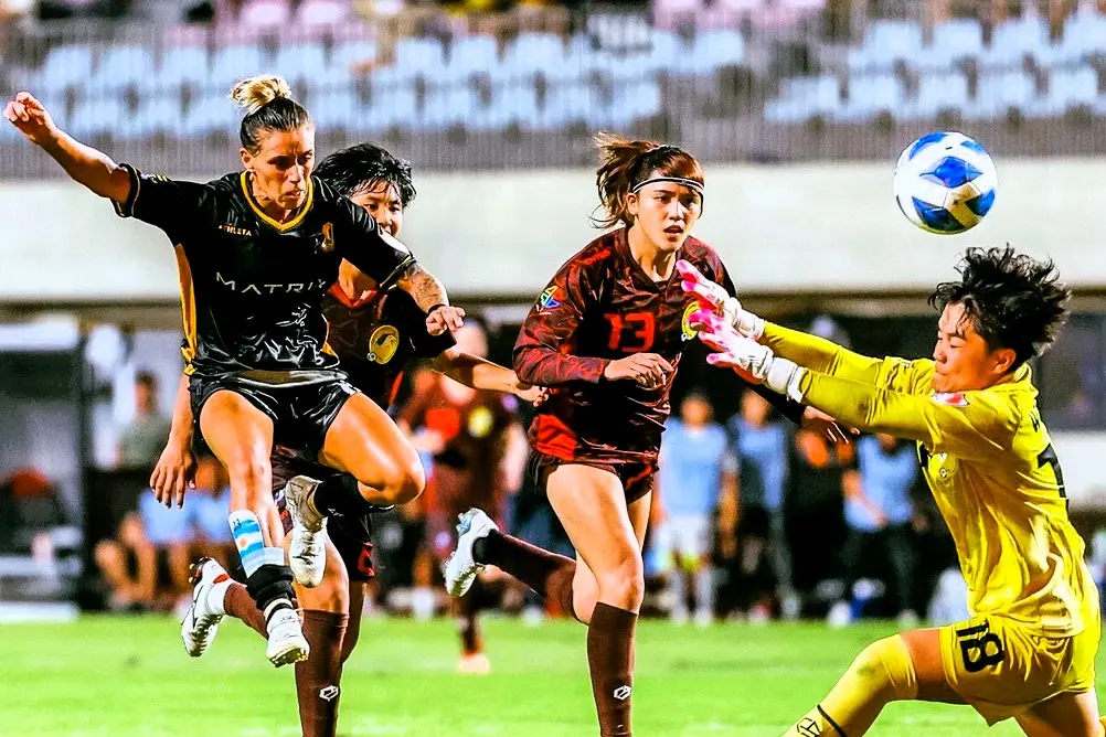 ▲高雄AttackersDaiana(左一)靈巧跑位成功截球起腳 比分扳成2:2平手。（圖／柏文事業有限公司提供）