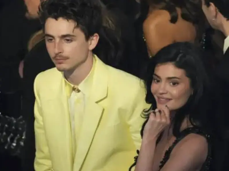 ▲身價達台幣210億的凱莉珍娜（右）與男友「甜茶」提摩西夏勒梅（左）好幾個禮拜沒有公開合體，被傳情變，但《時人》稱提摩西忙著拍《沙丘3》，沒有太多空檔，與凱莉的戀情仍很甜蜜。（圖／美聯社／達志影像）