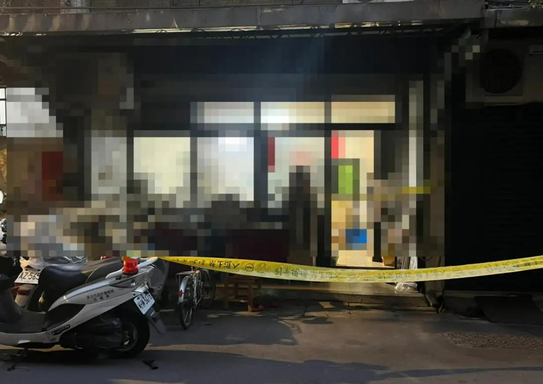 ▲土城76歲逆子持刀刺殺93歲老母親後自殘，警方封鎖現場採證。（圖／翻攝畫面）