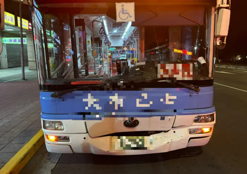 北市公車追撞等紅燈計程車　強大撞擊乘客嘴唇撕裂傷送醫