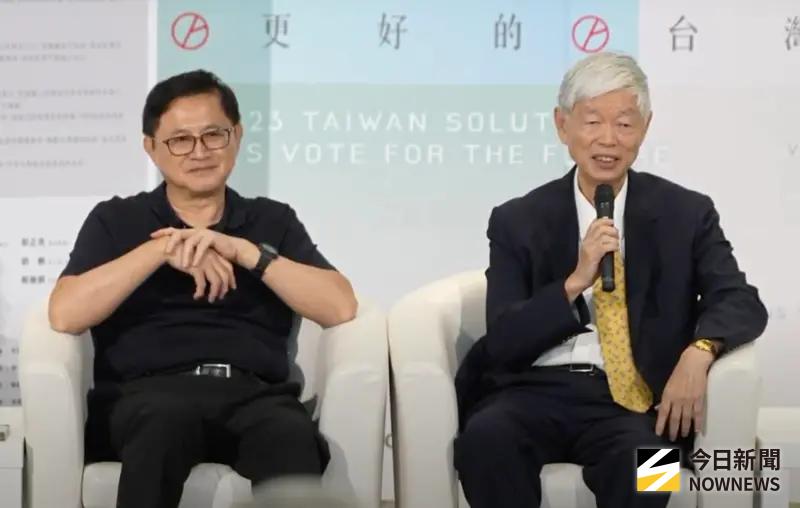 ▲和碩董事長童子賢（左）出席百人連署挺核三延役記者會，他強調，提供足夠不排碳的電是先進國家的象徵。（圖／記者林詠青攝，2025.08.17）