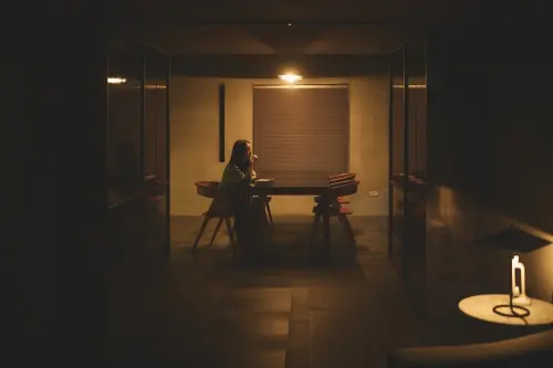 ▲在《失明》中，林依晨所飾演的許書儀被困在傳統家庭與社會期待的包袱中。（圖／周子娛樂提供）